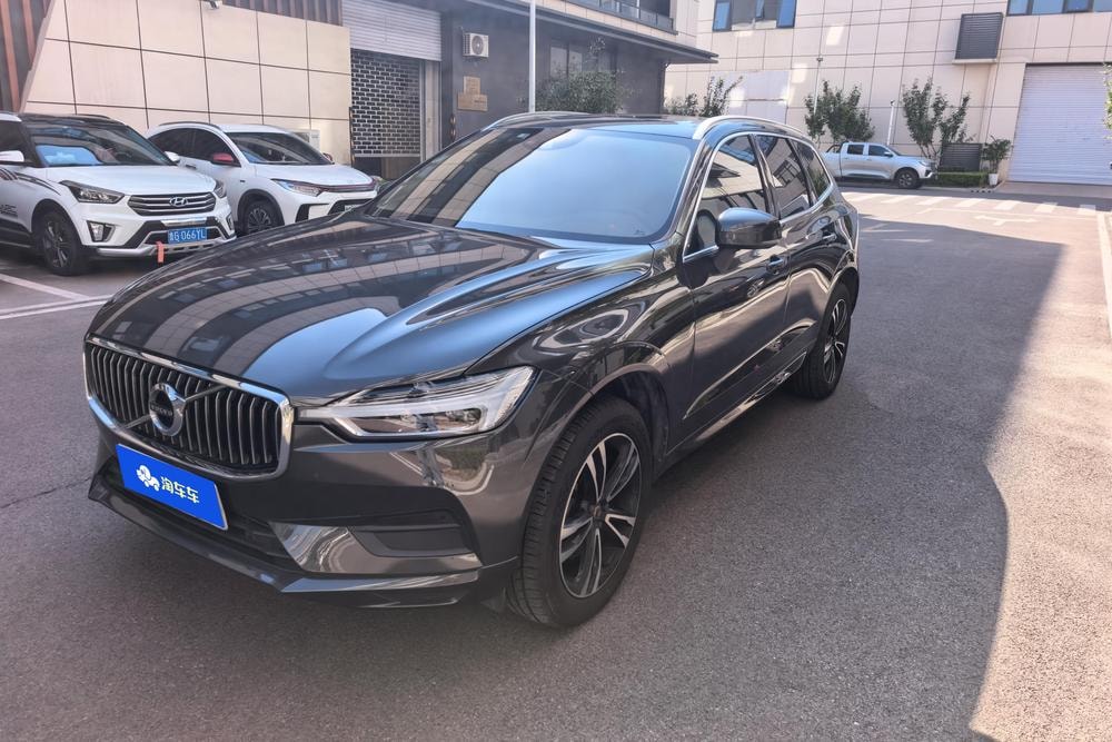 Volvo XC60 2019 — фото автомобиля 1