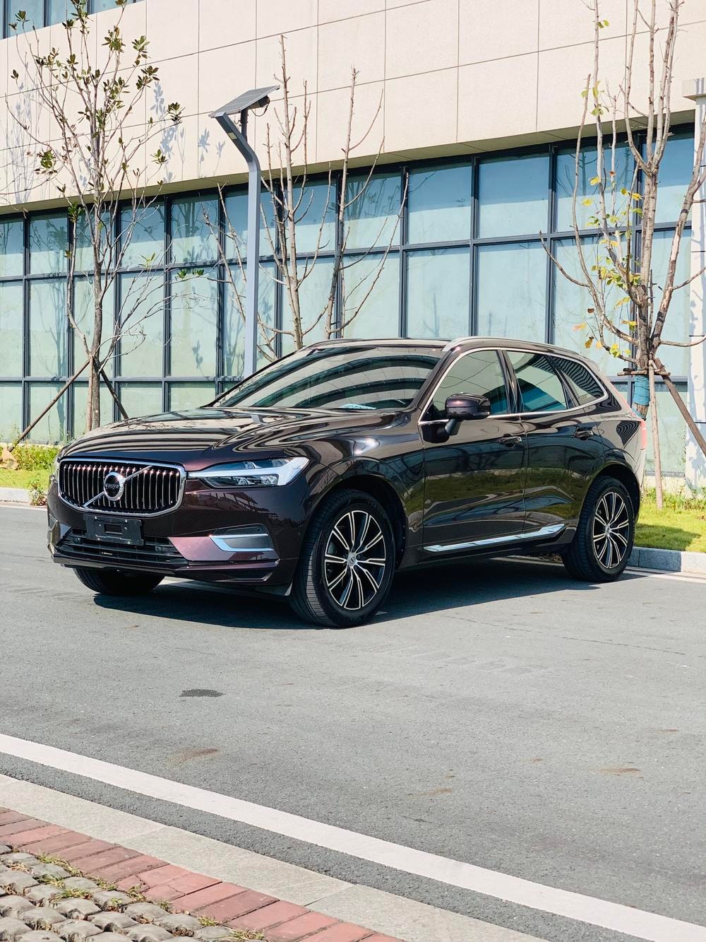Volvo XC60 2021 — фото автомобиля 1