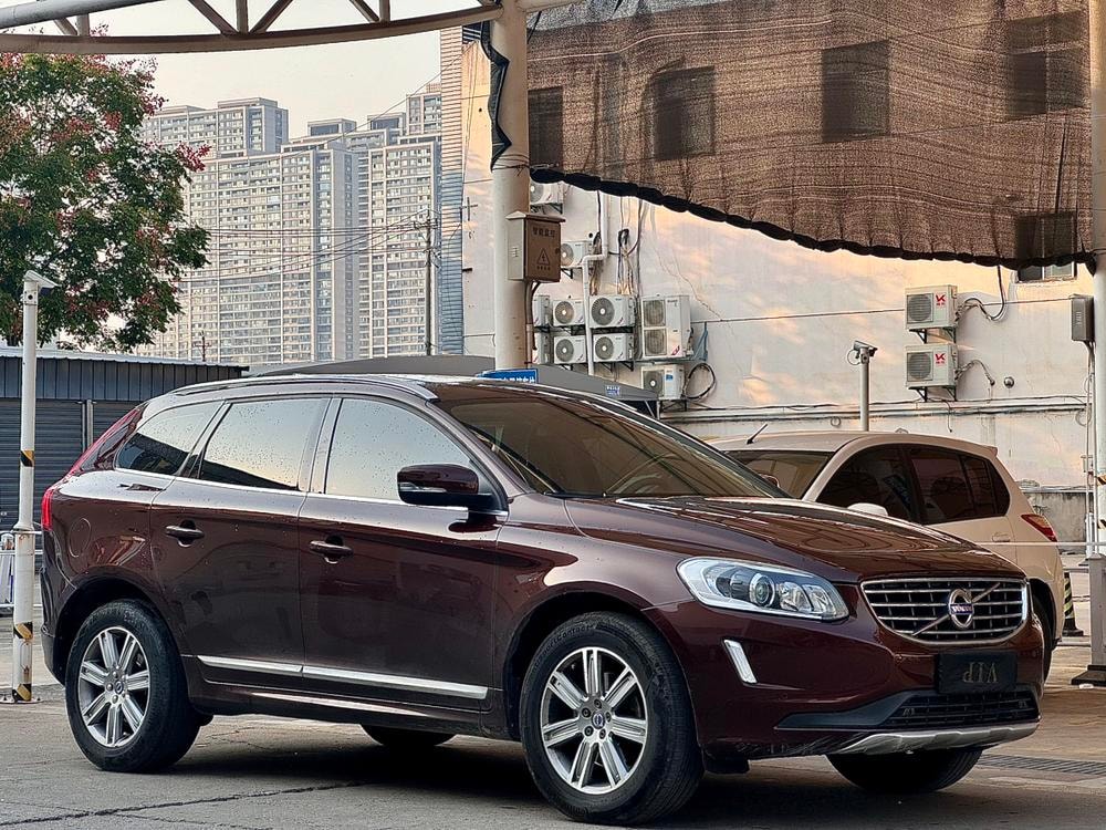Volvo XC60 2016 — фото автомобиля 1