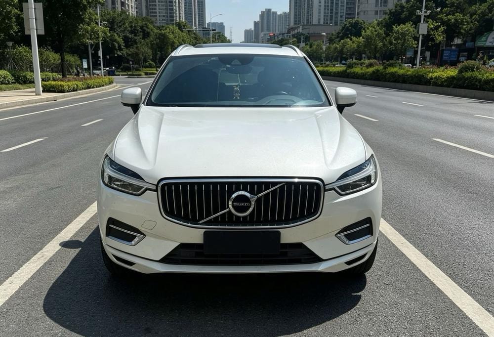 Volvo XC60 2021 — фото автомобиля 1