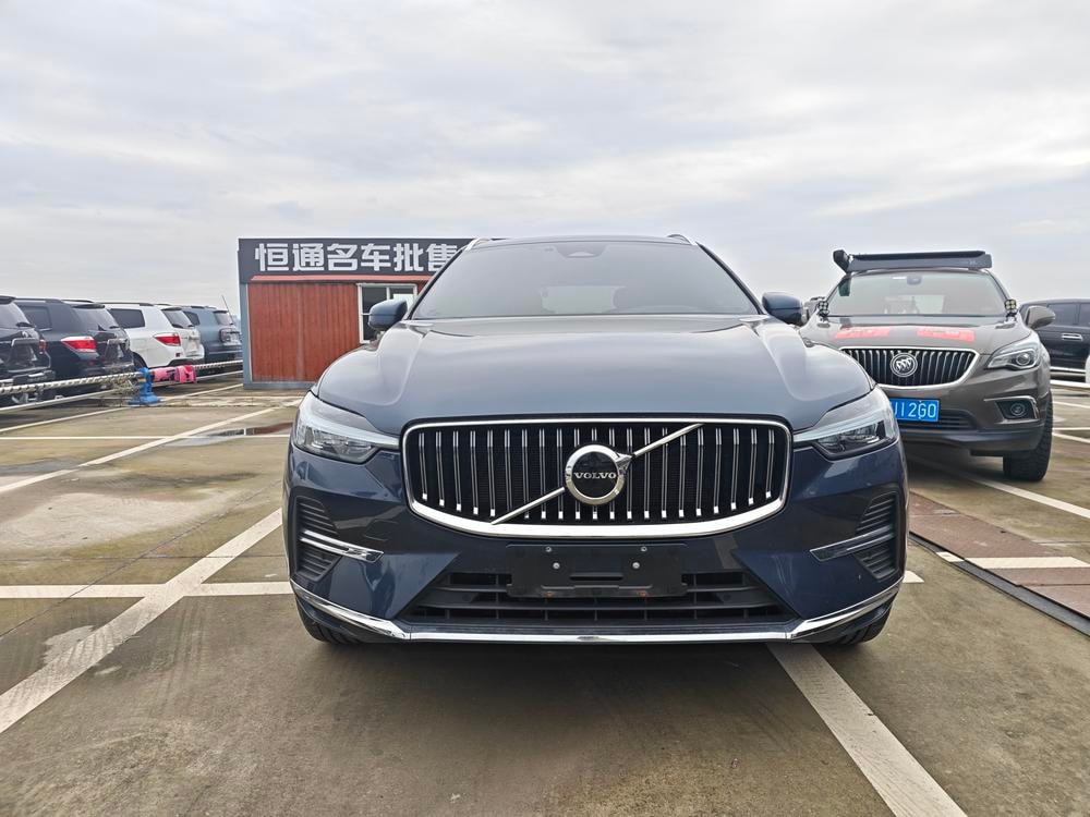 Volvo XC60 2025 — фото автомобиля