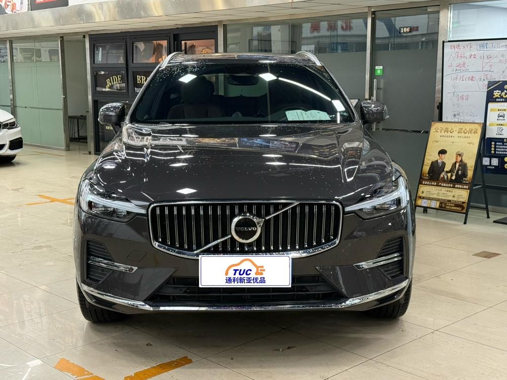 Volvo XC60 2025 — фото автомобиля