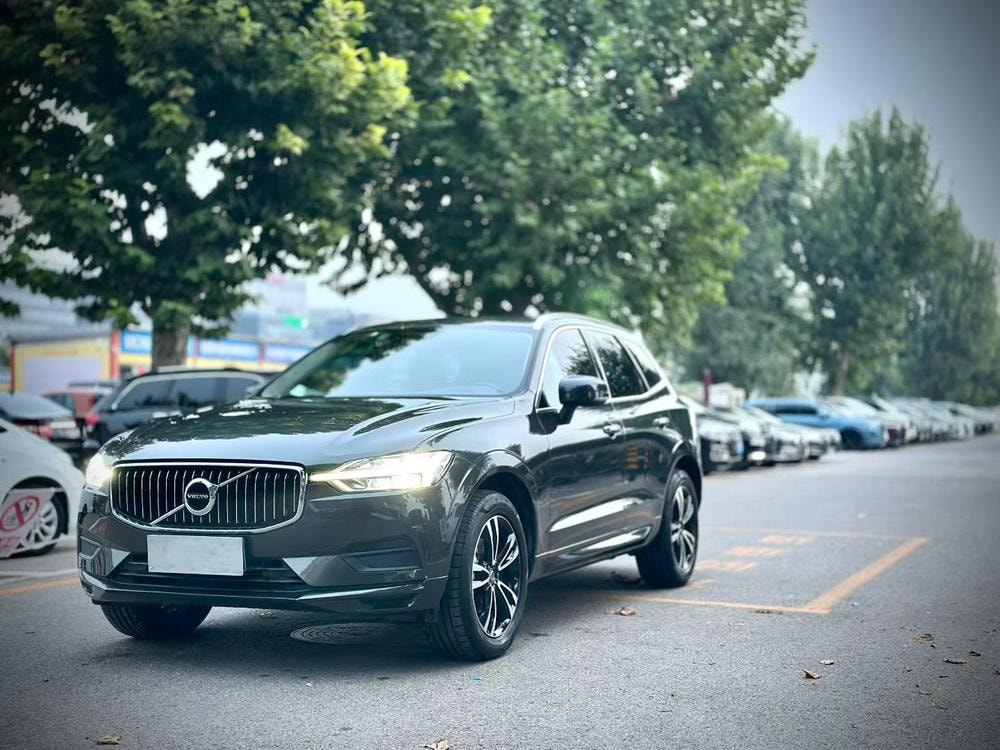 Volvo XC60 2019 — фото автомобиля