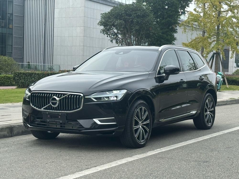 Volvo XC60 2021 — фото автомобиля