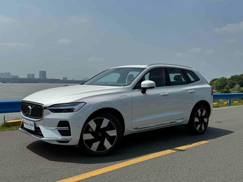 Volvo XC60 PHEV 2024 — фото автомобиля