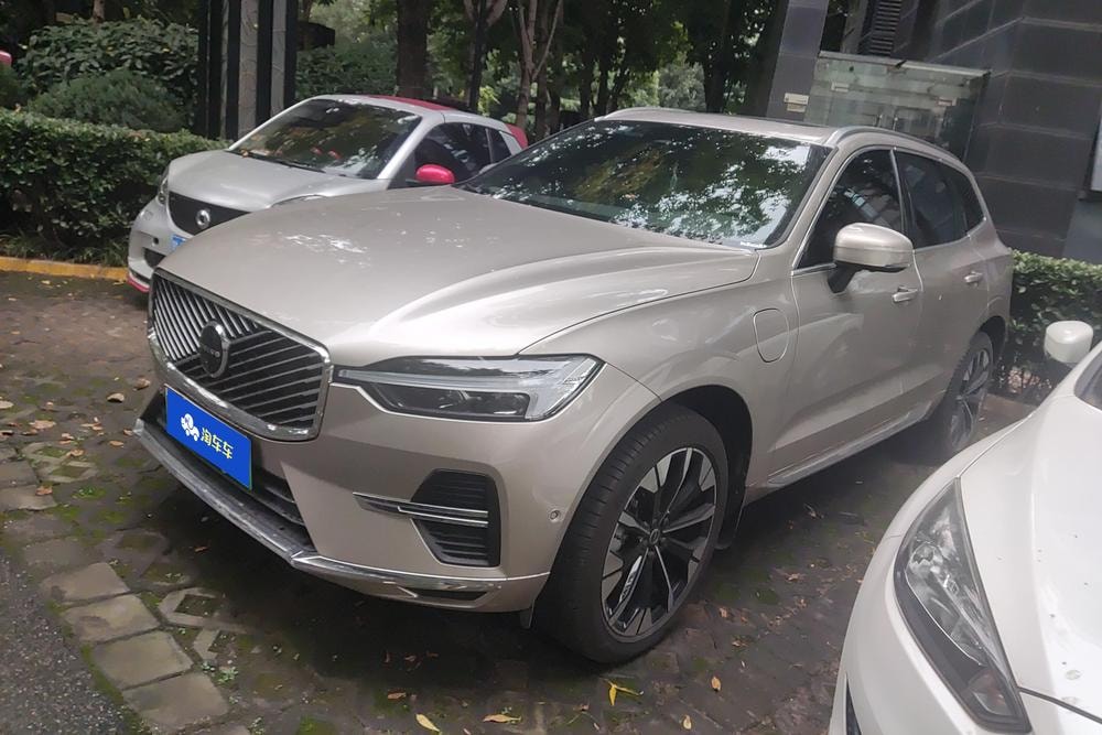 Volvo XC60 PHEV 2025 — фото автомобиля