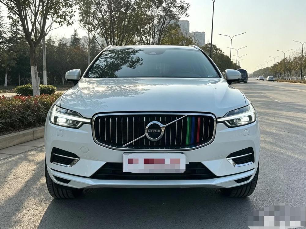 Volvo XC60 PHEV 2019 — фото автомобиля