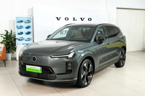 Volvo XC70 2026 — фото автомобиля
