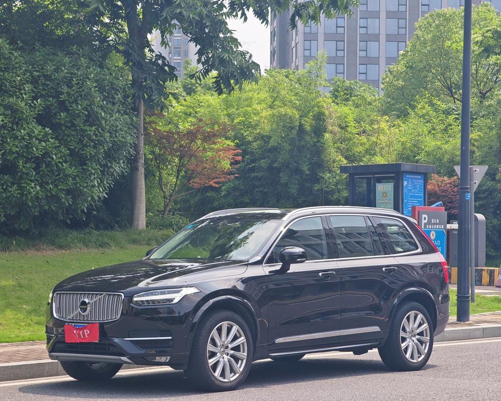 Volvo XC90 2018 — фото автомобиля 1