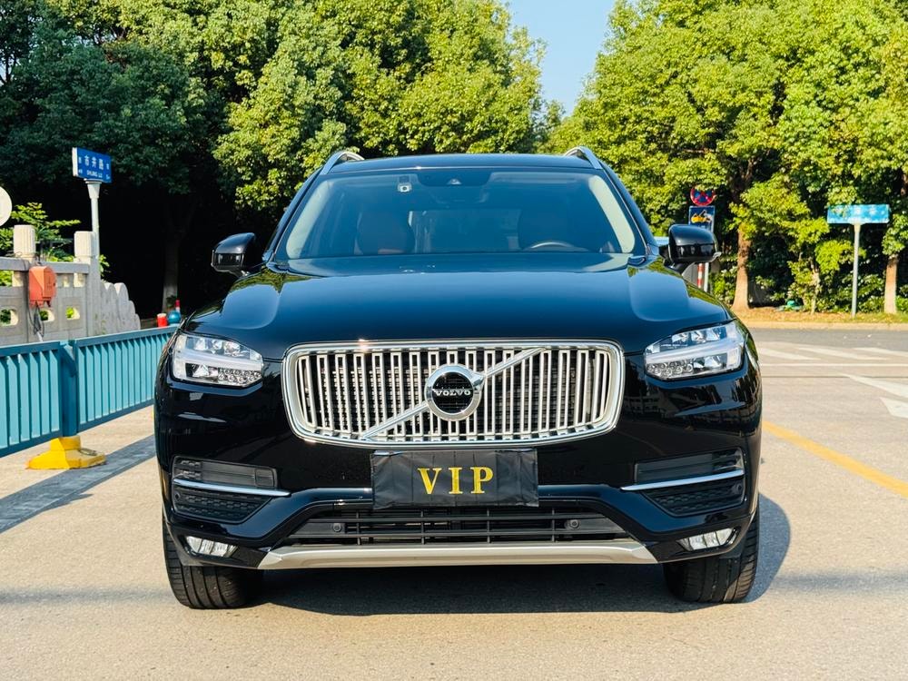 Volvo XC90 2018 — фото автомобиля 1