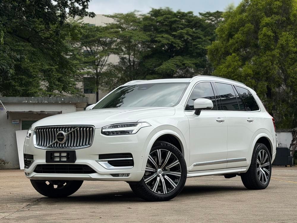 Volvo XC90 2023 — фото автомобиля