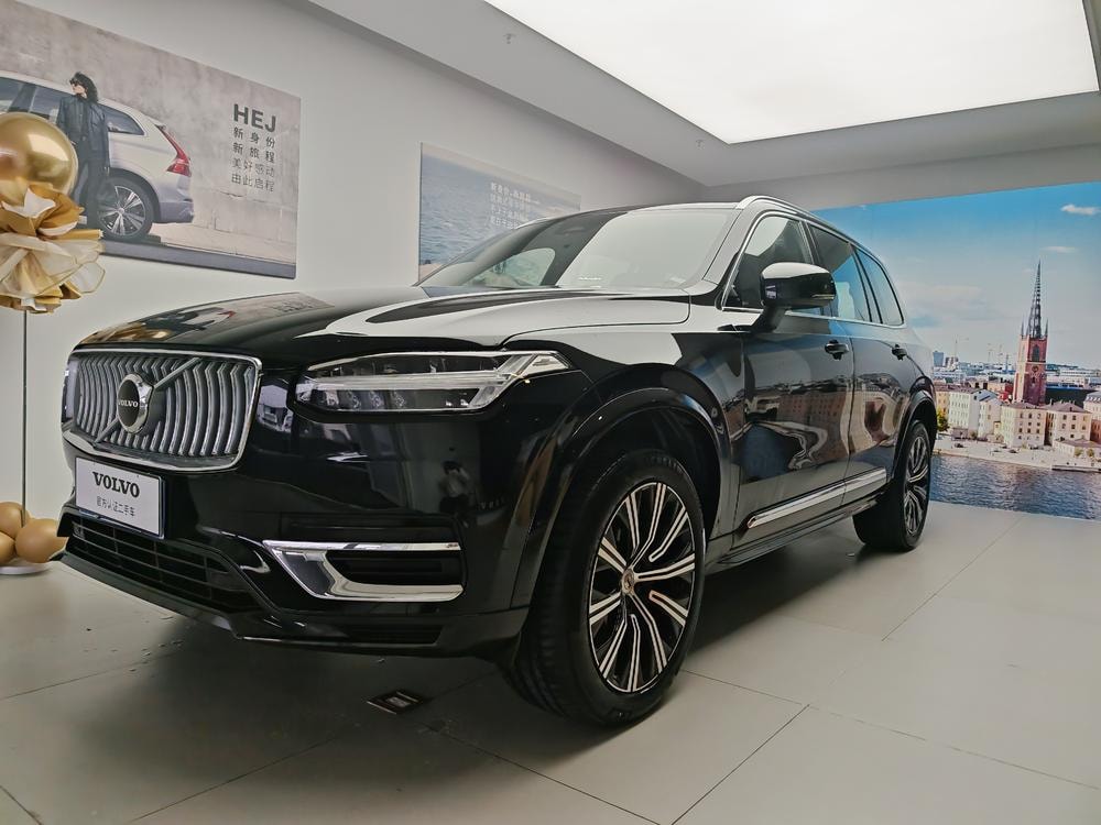 Volvo XC90 2025 — фото автомобиля