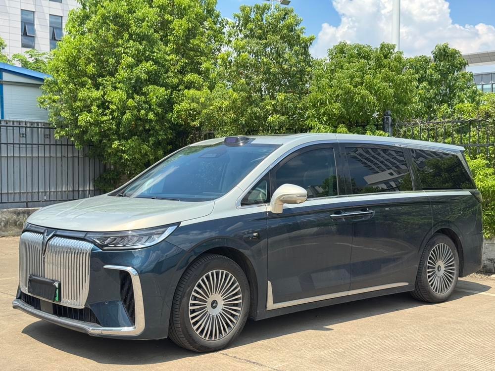 Voyah Dreamer PHEV 2025 — фото автомобиля