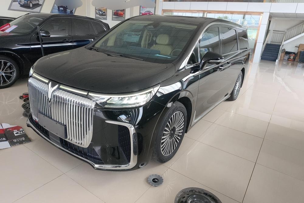 Voyah Dreamer PHEV 2025 — фото автомобиля