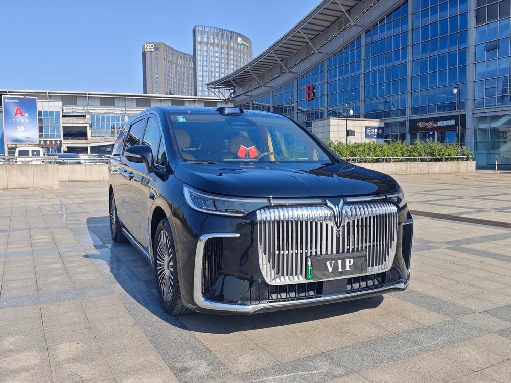 Voyah Dreamer PHEV 2025 — фото автомобиля