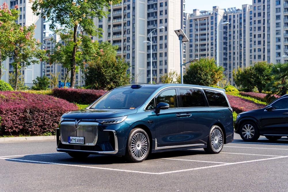 Voyah Dreamer PHEV 2025 — фото автомобиля 1