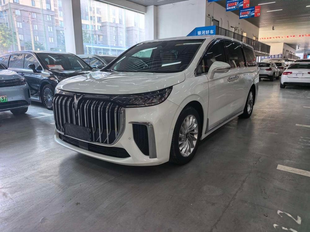 Voyah Dreamer PHEV 2022 — фото автомобиля