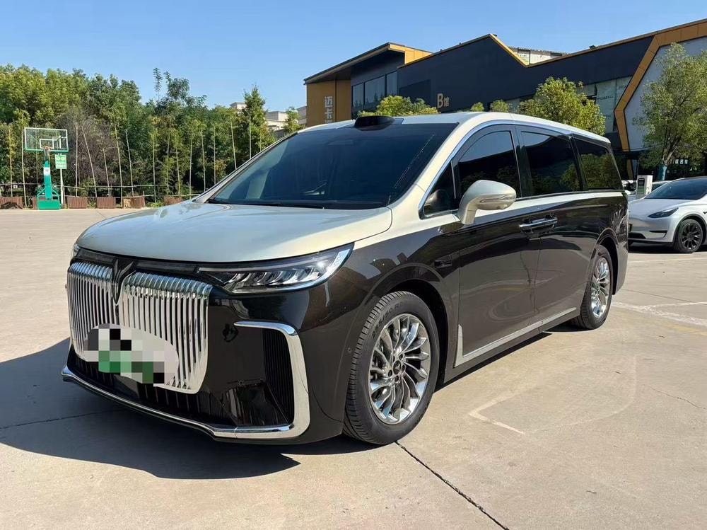 Voyah Dreamer PHEV 2025 — фото автомобиля