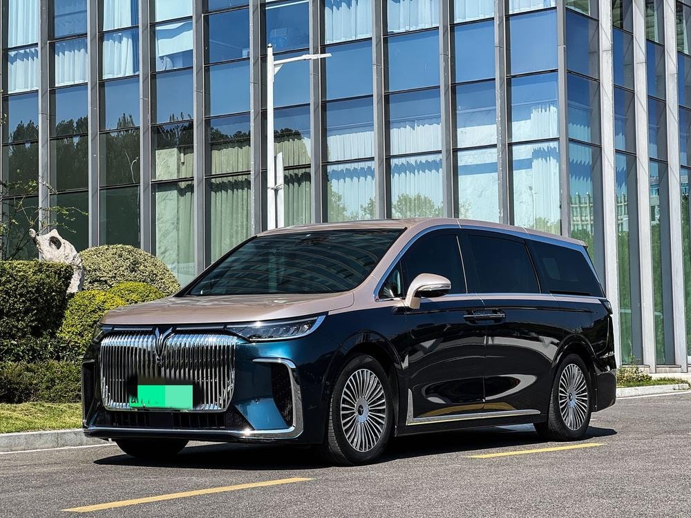 Voyah Dreamer PHEV 2025 — фото автомобиля 1