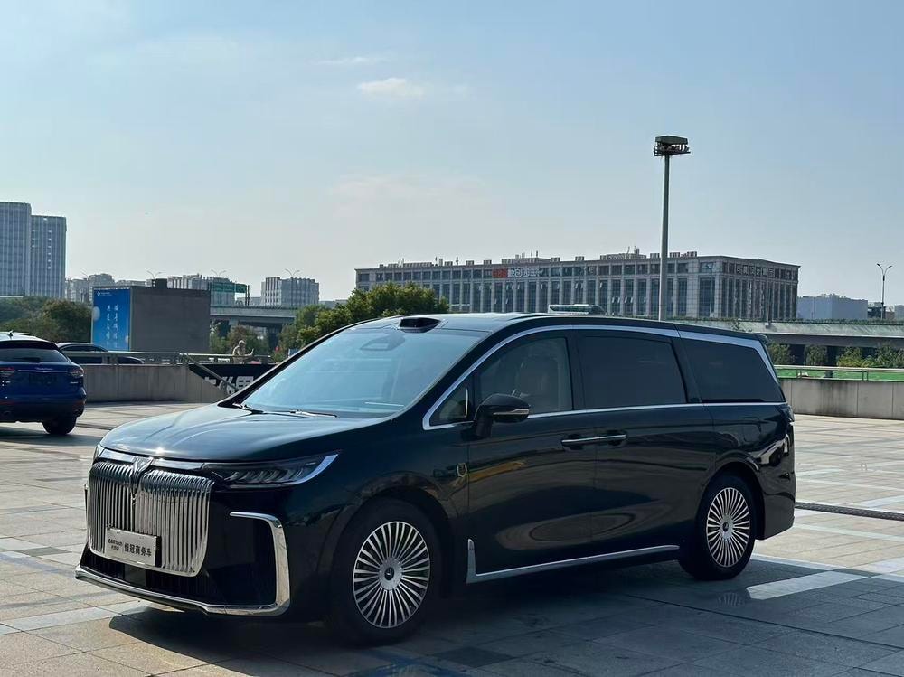 Voyah Dreamer PHEV 2025 — фото автомобиля 1
