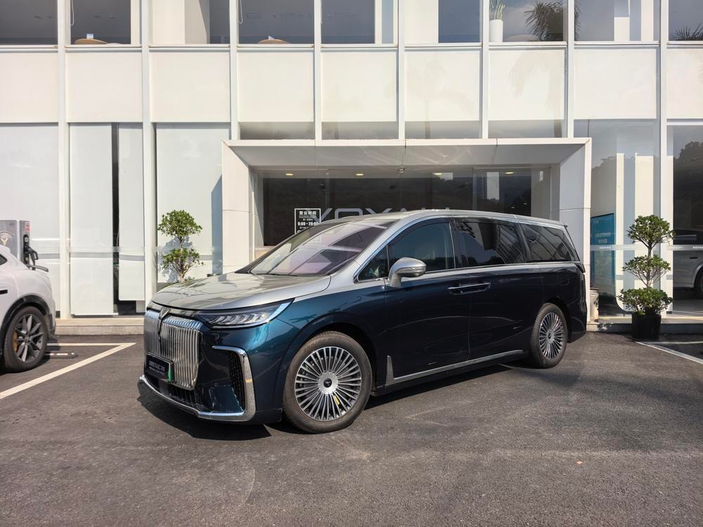 Voyah Dreamer PHEV 2025 — фото автомобиля 1