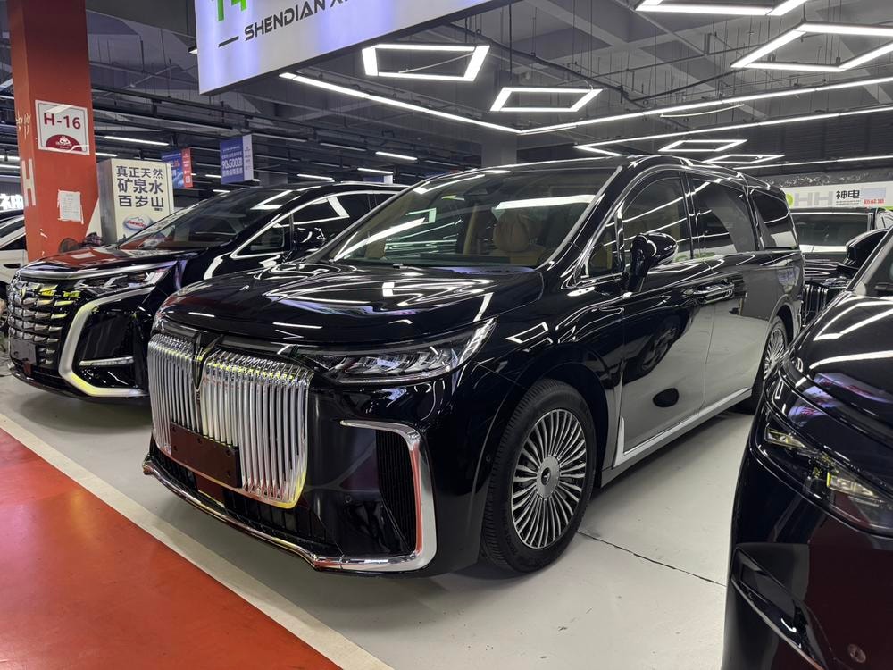 Voyah Dreamer PHEV 2025 — фото автомобиля