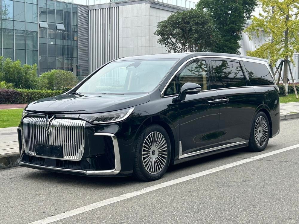 Voyah Dreamer PHEV 2025 — фото автомобиля