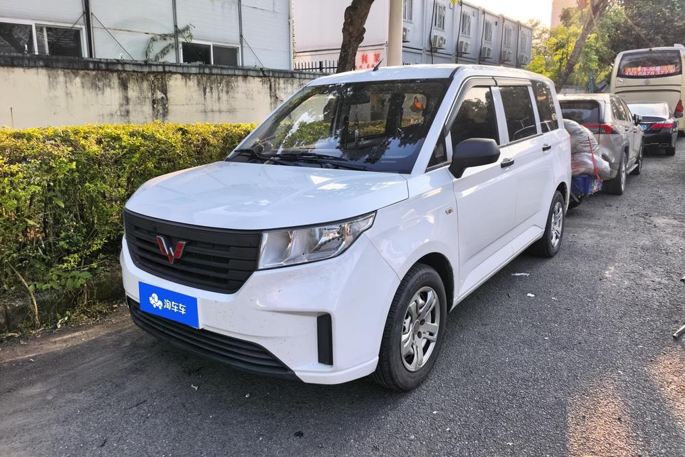 Wuling Hongguang PLUS 2020 — фото автомобиля 1