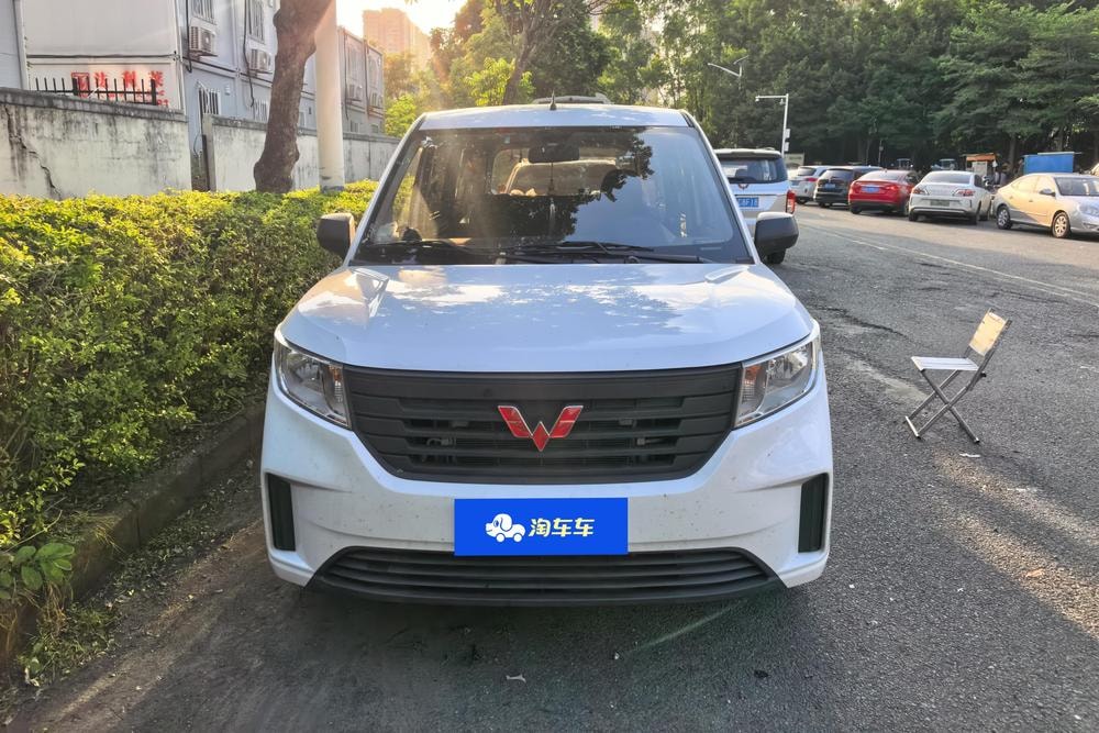 Wuling Hongguang PLUS 2020 — фото автомобиля