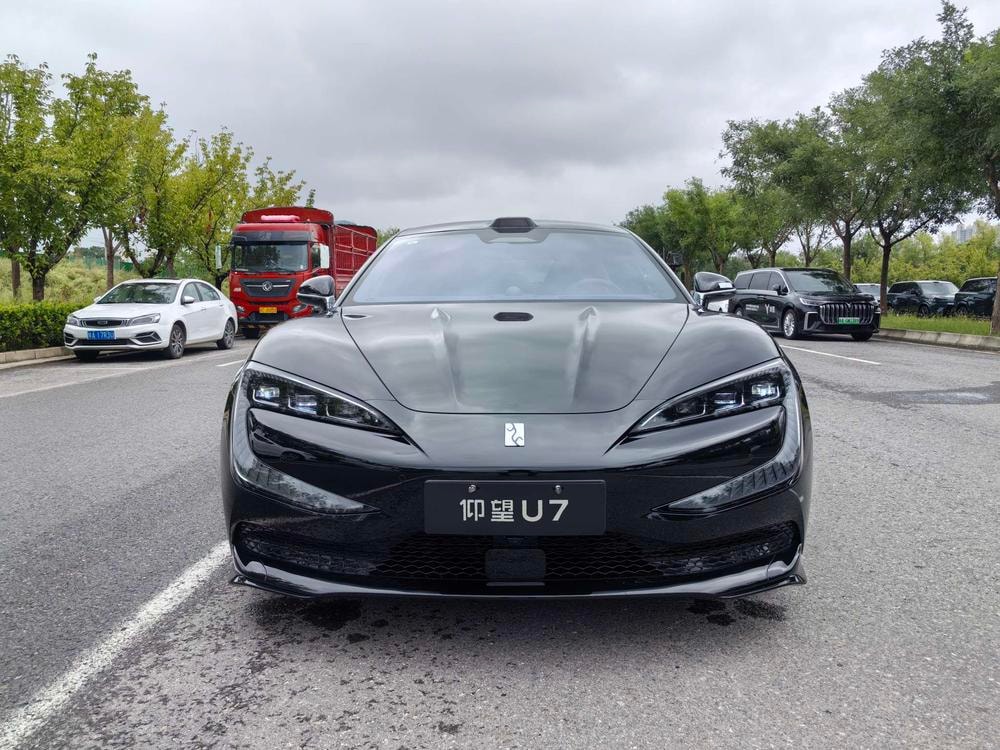 Yangwang U7 EV 2025 — фото автомобиля 1