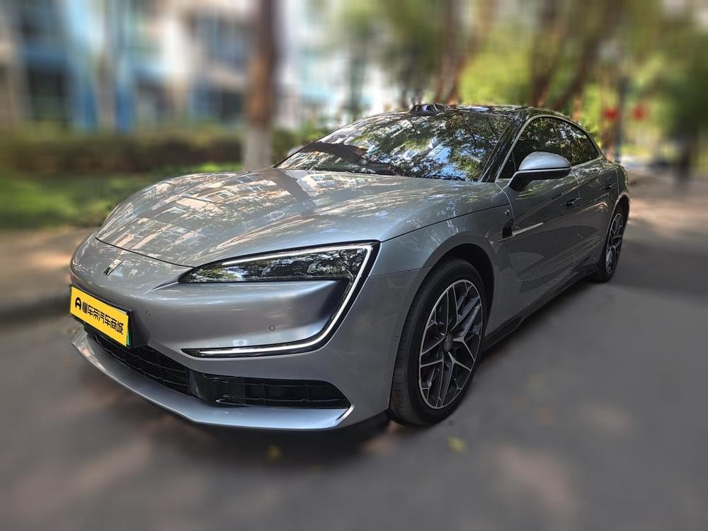 Yangwang U7 PHEV 2025 — фото автомобиля