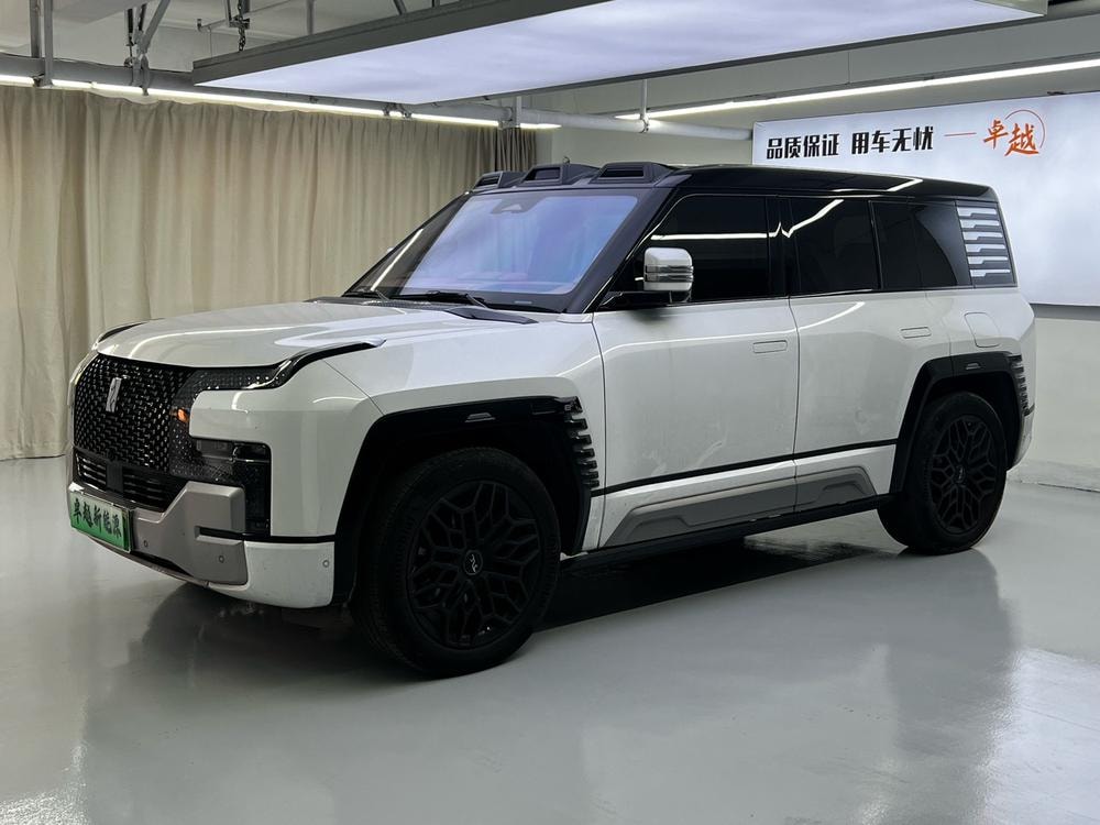 Yangwang U8 2023 — фото автомобиля