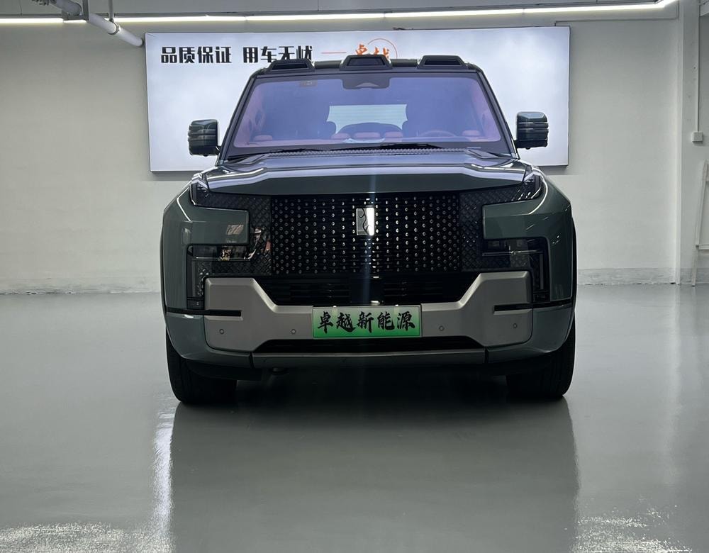 Yangwang U8 2023 — фото автомобиля