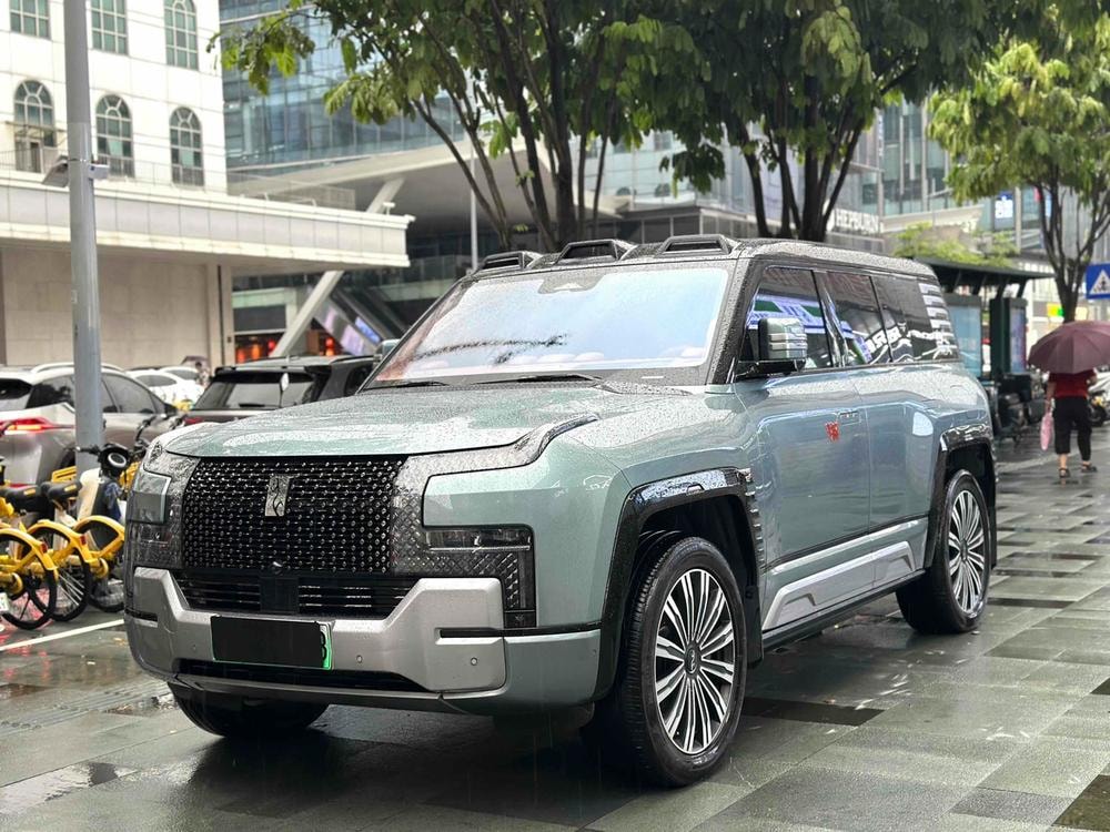 Yangwang U8 2023 — фото автомобиля