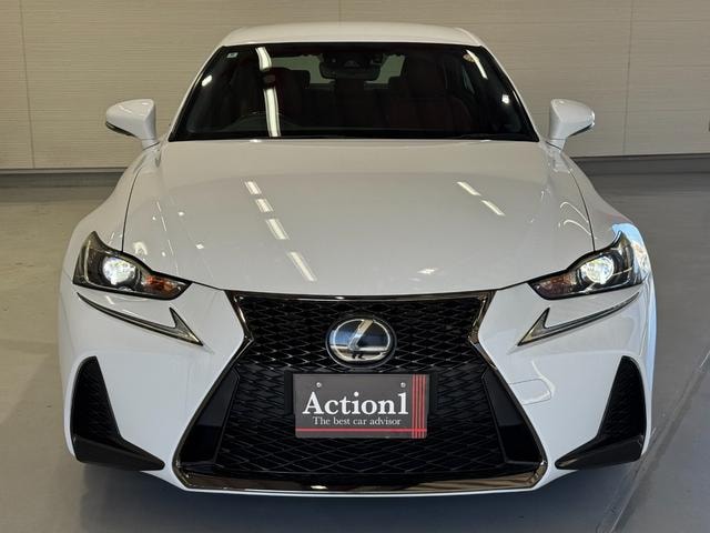 Lexus IS 2016 — фото автомобиля 1