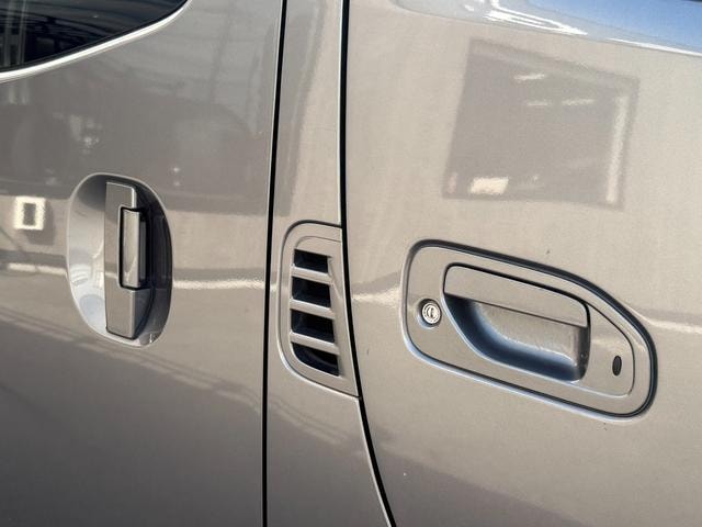 Nissan NV350CARAVAN VAN 2017 — фото автомобиля 1