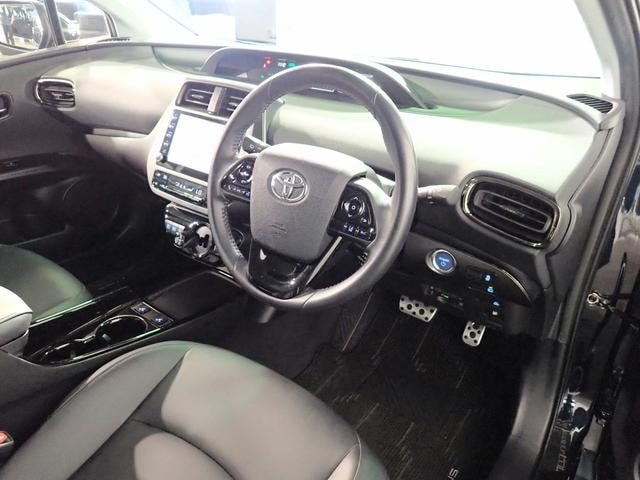 Toyota PRIUS 2021 — фото автомобиля 1