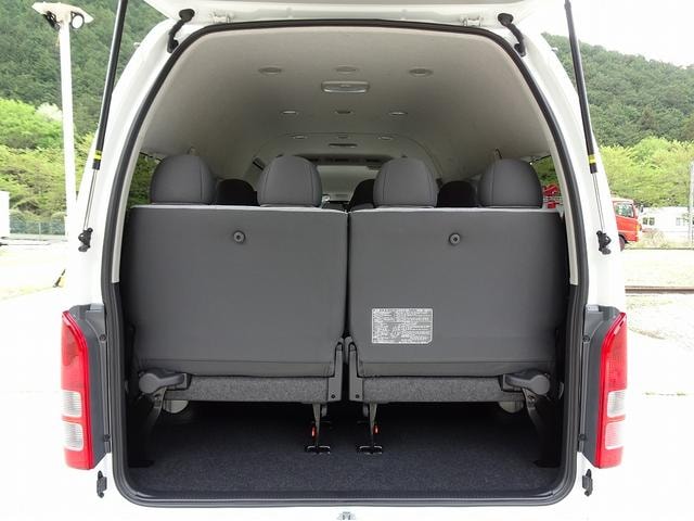 Toyota HIACE COMMUTER 2026 — фото автомобиля 1