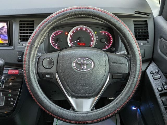 Toyota ISIS 2012 — фото автомобиля 1