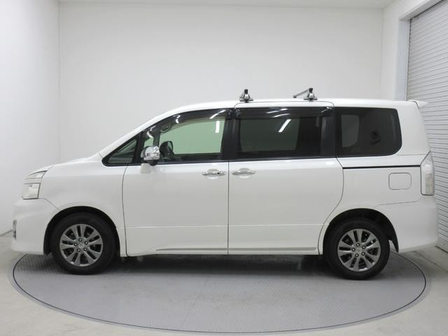 Toyota VOXY 2012 — фото автомобиля 1