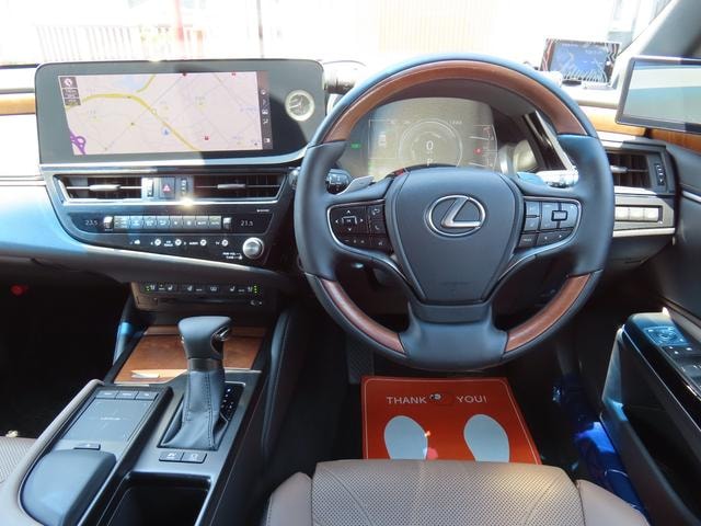 Lexus ES 2022 — фото автомобиля 1