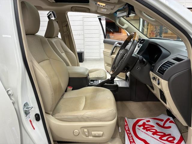 Toyota LAND CRUISER PRADO 2017 — фото автомобиля 1