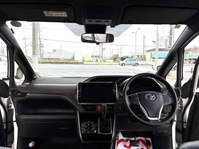 Toyota VOXY 2018 — фото автомобиля 1