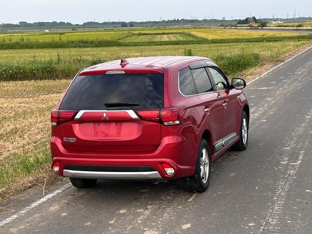 Mitsubishi OUTLANDER PHEV 2015 — фото автомобиля 1