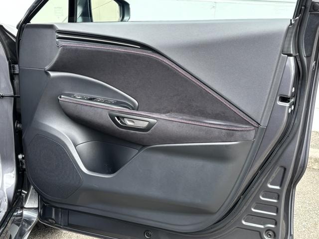 Lexus LBX 2025 — фото автомобиля 1