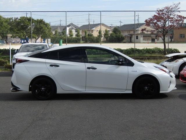 Toyota PRIUS 2017 — фото автомобиля 1