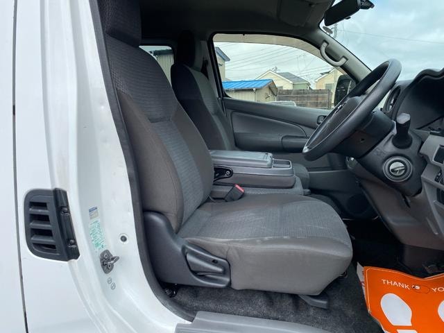 Nissan NV350CARAVAN VAN 2017 — фото автомобиля 1