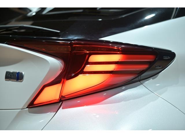 Toyota C-HR 2023 — фото автомобиля 1