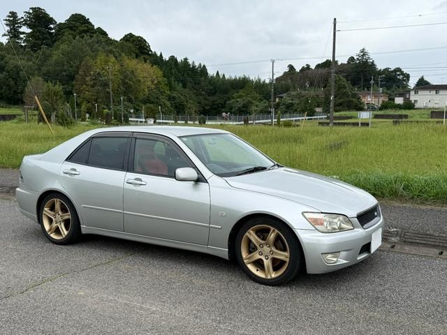 Toyota ALTEZZA 1999 — фото автомобиля 1