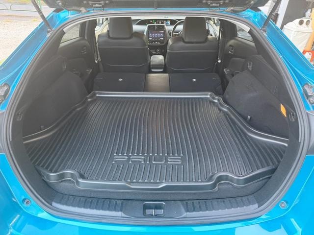 Toyota PRIUS PHV 2018 — фото автомобиля 1